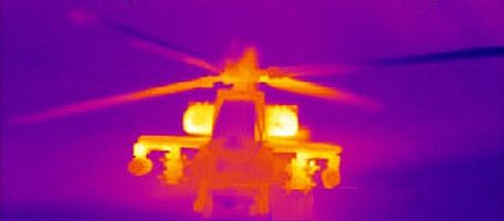 Obraz termowizyjny śmigłowca bojowego AH-64 Apache
